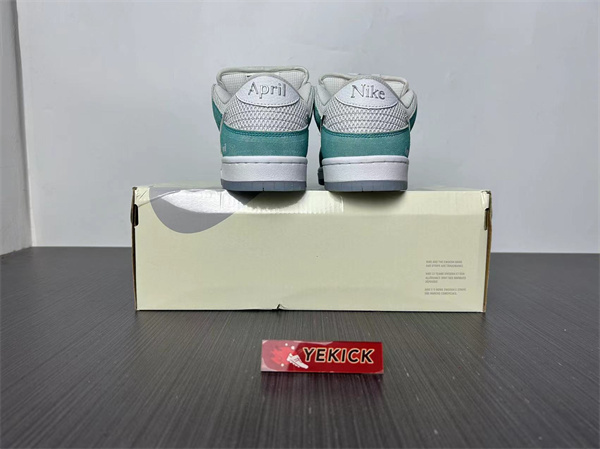 Nike SB Dunk Low FD2562-400