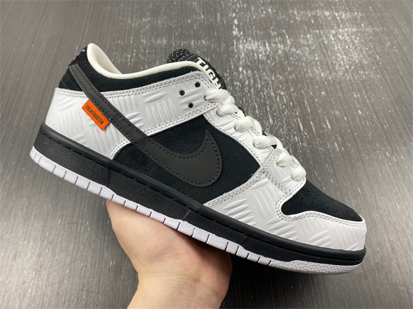 TIGHTBOOTH x Nike SB Dunk Low