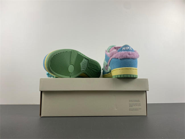 Verdy x Nike SB Dunk Low “Visty”  FN6040-400