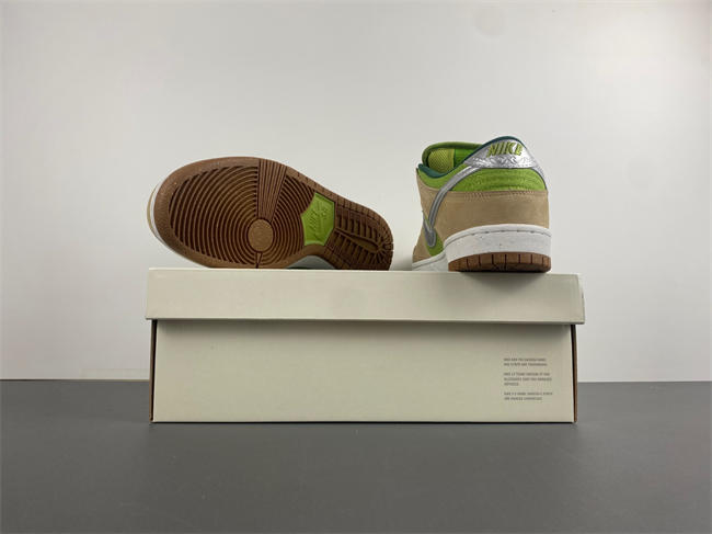 Nike SB Dunk Low “Escargot”  FQ7585-200